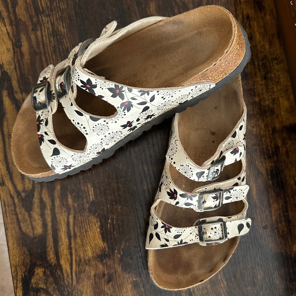 BIRKENSTOCK Florida sandal- 3 straps in  white, red & black print 36 EUC